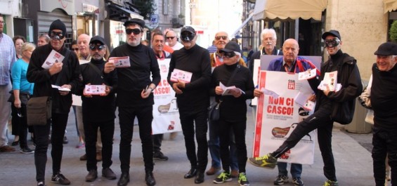 Campagna “Non ci casco”, originale iniziativa dello Spi Cgil Imperia. Flash mob per le strade di Sanremo contro le truffe agli anziani