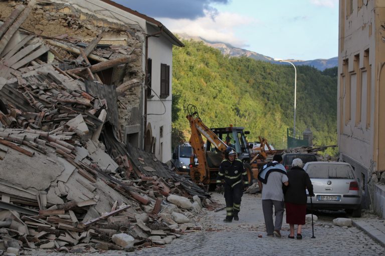 Terremoto, allarme sciacallaggio: si fingono addetti comunali per derubare gli anziani