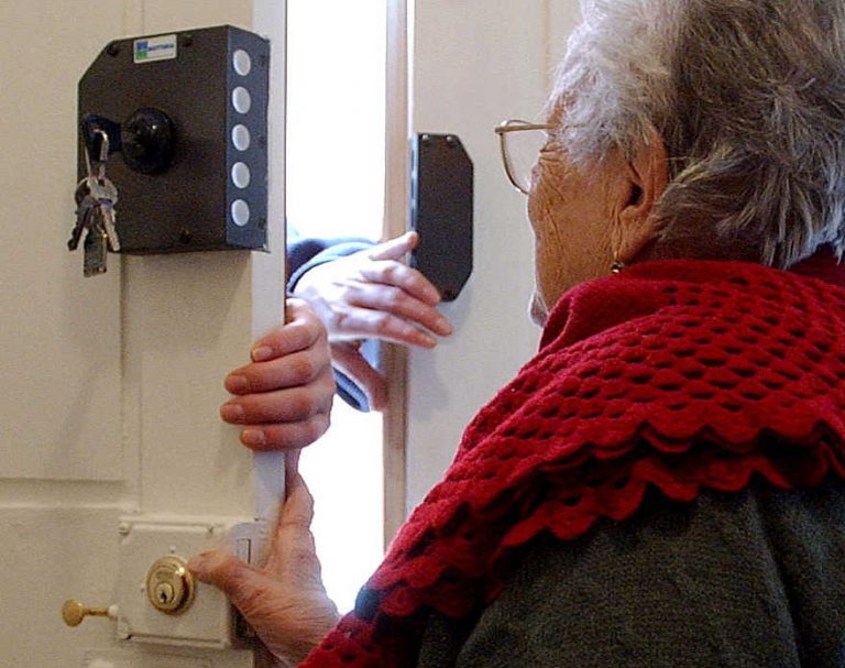 Gli anziani a “lezione” per sconfiggere i truffatori Gli anziani a “lezione” per sconfiggere i truffatori