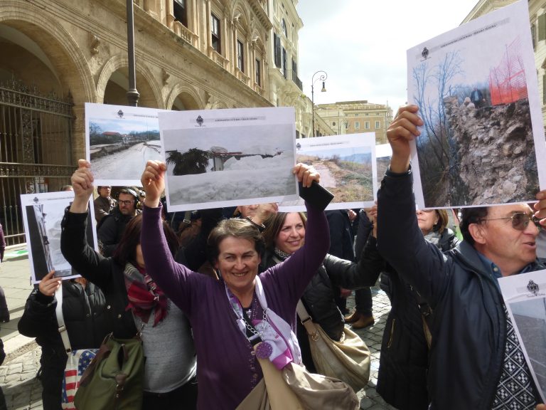 In piazza a Roma per salvare Teramo