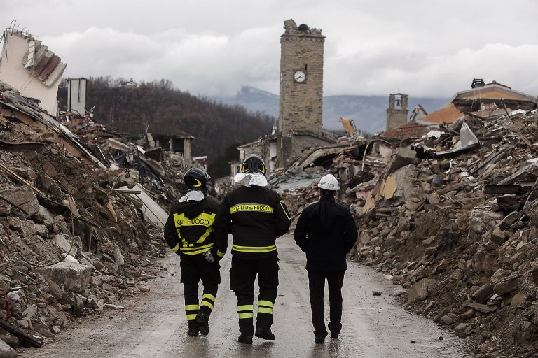 Sotto le macerie. La ricostruzione post terremoto