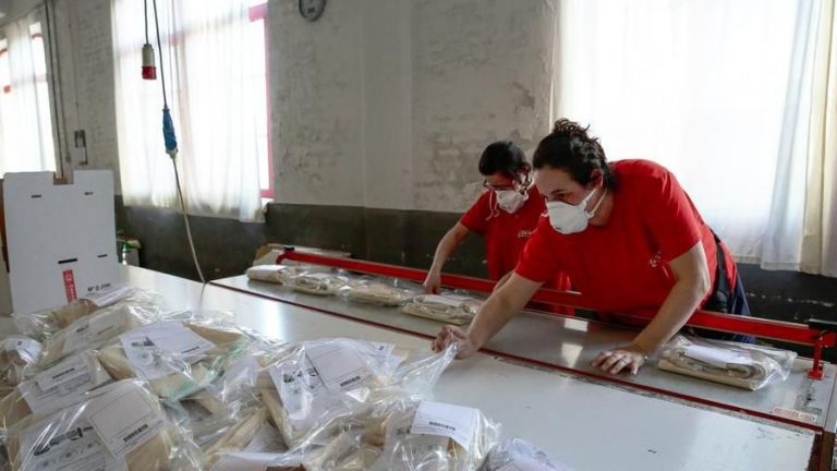 Coronavirus, fabbriche: cosa prevede il protocollo tra governi e sindacati