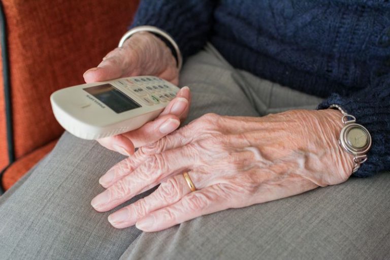 Anziani soli, il sindacato chiama migliaia di iscritti per offrire aiuto