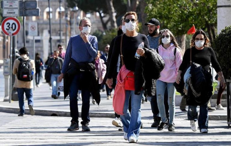 Ripartenza senza fiducia: gli italiani vedono il futuro “nero”.