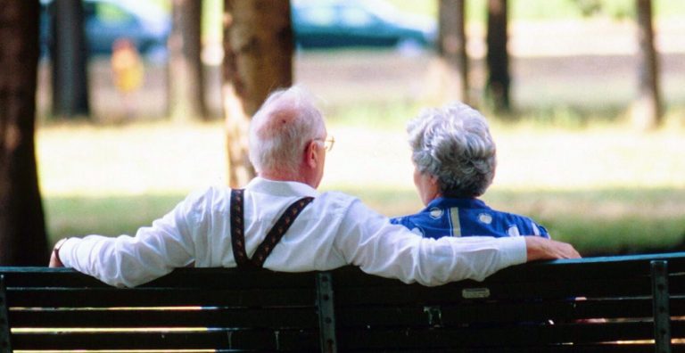 Anziani, come fronteggiare l’estate. Tutti i numeri utili