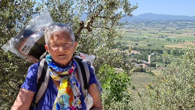 A 73 anni va a piedi da Gubbio a Roma per sostenere i centri antiviolenza donne