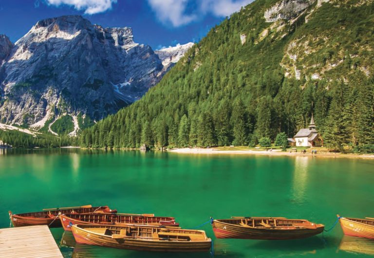 Il lago di Braies. Uno smeraldo incastonato nella roccia