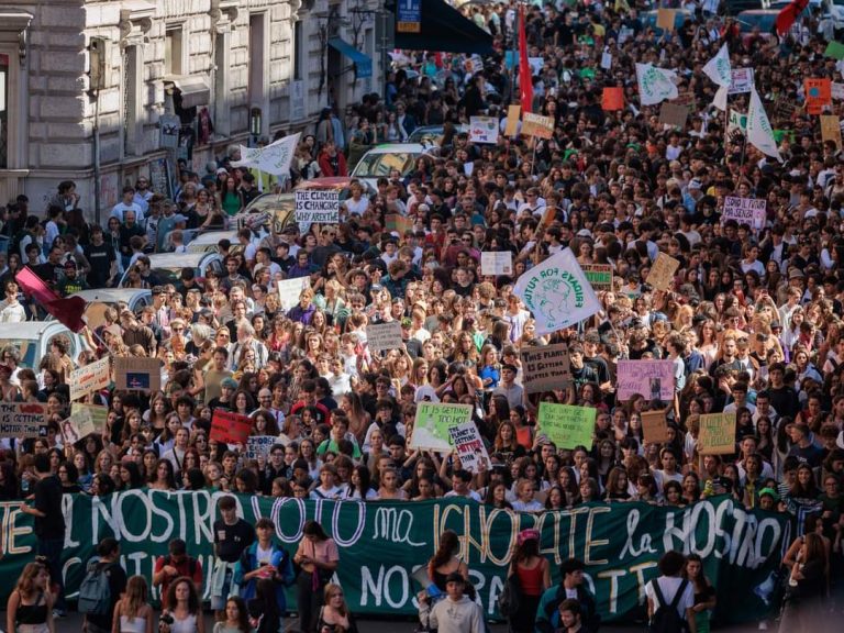 Fridays for future. A Roma oltre trentamila giovani in piazza per la giustizia climatica