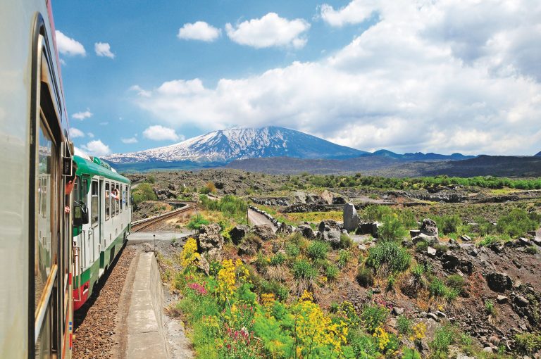 La ferrovia Circumetnea, intorno al vulcano