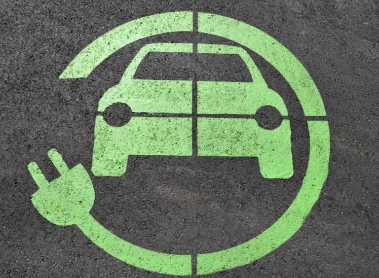Mobilità. Siamo sicuri che il futuro passa dall’auto elettrica?