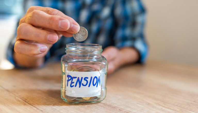 Il governo risparmia tagliando le pensioni