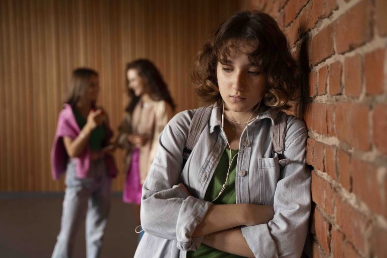 Un adolescente su due vittima di bullismo: “Look around” il corto vincitore di Spi Stories 2022 sul disagio giovanile