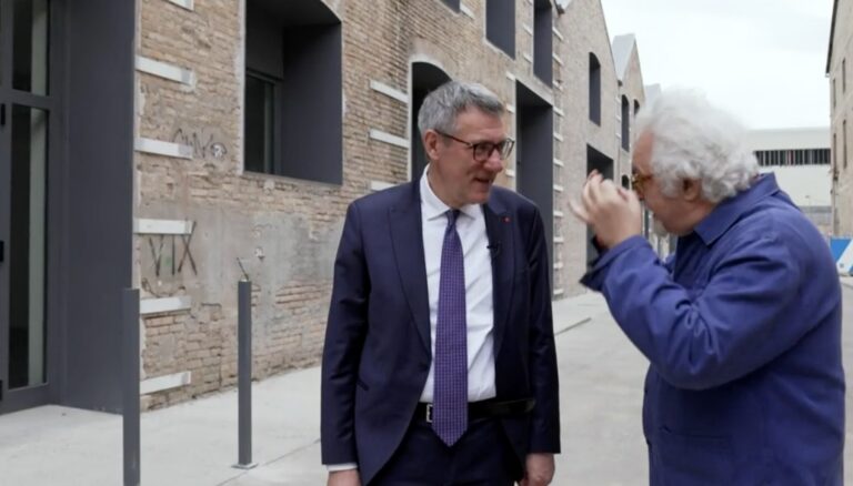 Il trattore operaio. Il documentario di Patrizio Roversi sulle Officine Reggiane