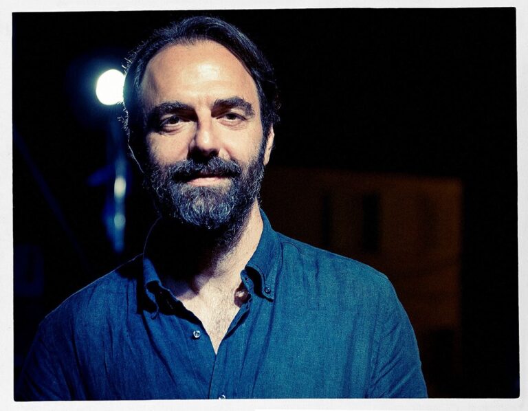 Neri Marcorè, sessant’anni di talento e umanità. Gli auguri di LiberEtà