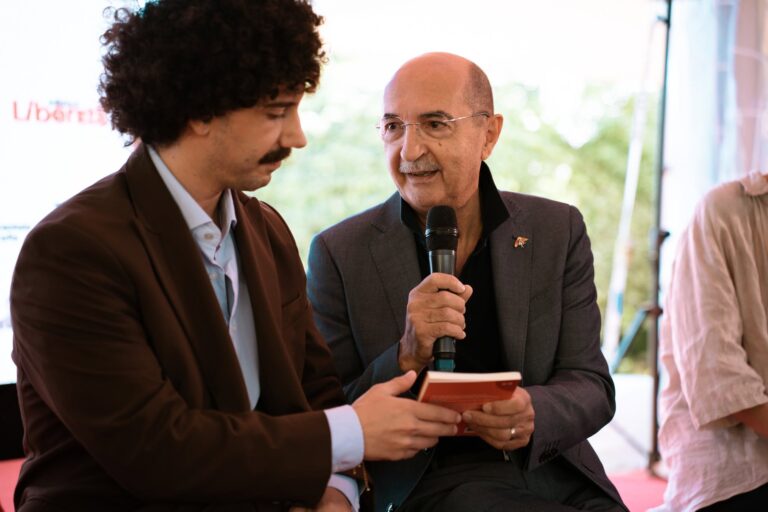 Da LiberEtà al cinema: Andrea Defronzo a Venezia vince Bookciak, Azione! con un corto ispirato a “Il sapore di armellina”
